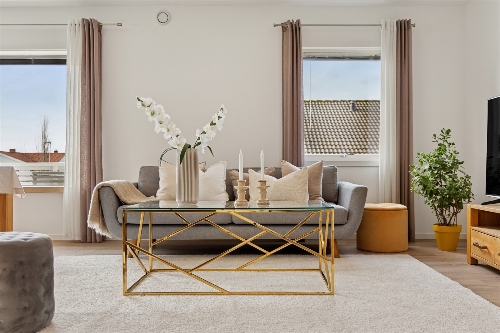 Store vindusflater slipper inn rikelig med naturlig lys og gir rommet en lys, åpen og luftig atmosfære. Galleribilde