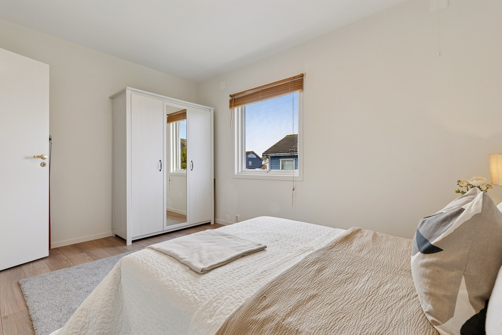 Romslig soverom med god plass til seng og garderobeløsning. Galleribilde