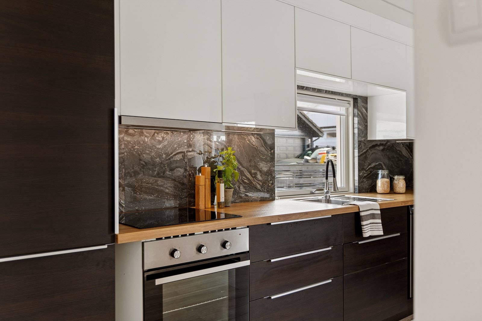 Kjøkkenet har en moderne innredning med glatte fronter og laminat benkeplate. Galleribilde