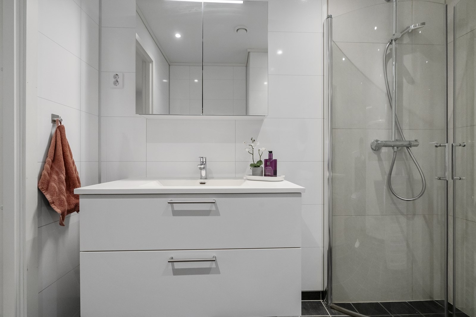 - Badet har fliselagt gulv og fliser i dusjsone. Det er også opplegg for vaskemaskin og tørketrommel - Galleribilde