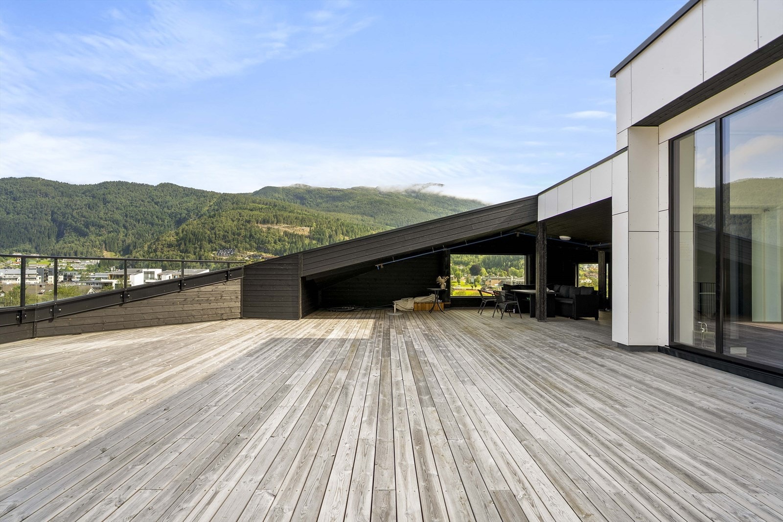 - Sameiet har felles takterrasse. Selger opplyser om solforhold fra ca 11-22 midtsommers - Galleribilde