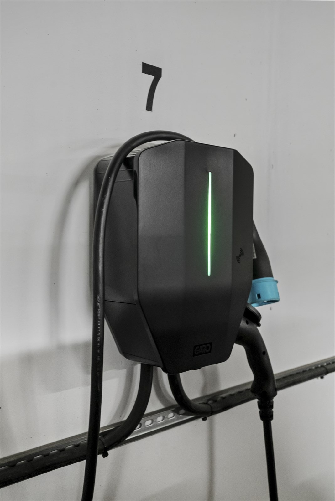 - Elbil lader fra Aneo Mobillity. - Galleribilde