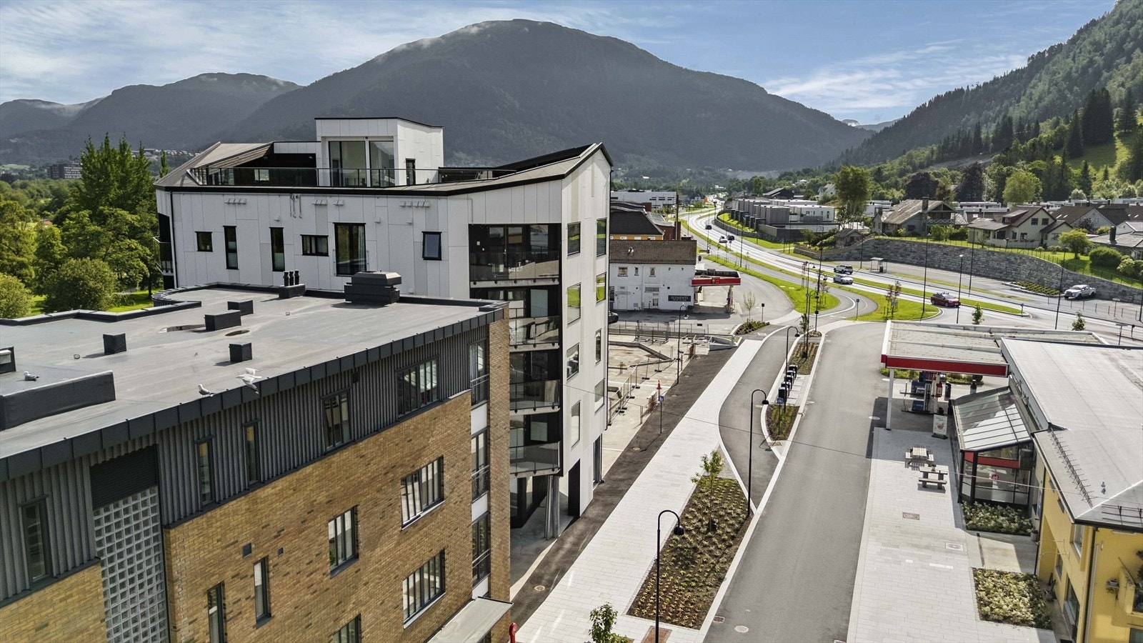 - Gata utenfor blokken er nylig pent oppgradert med ny gang- og bilvei - Galleribilde