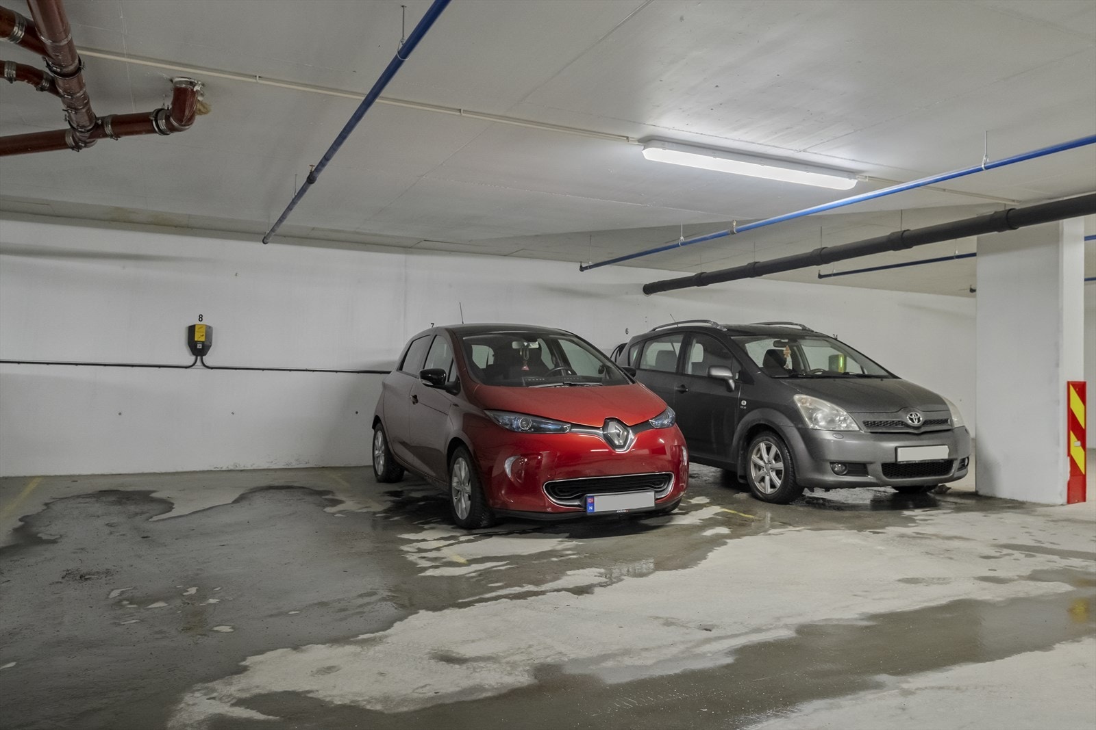 - Parkering i kjeller med elbil lader tilknyttet seksjonen. Her kan du gå tørrskodd fra bilen - Galleribilde