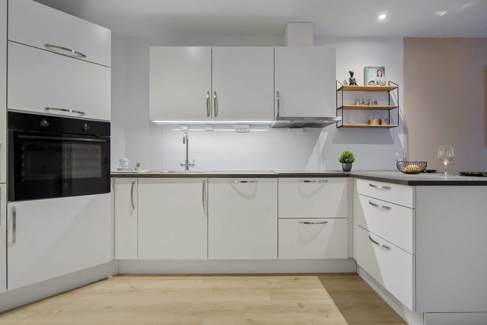 - Oppgradert kjøkken fra HTH med ekstra innredning. Det er også belsyning under overskap og spotter i himling - Galleribilde