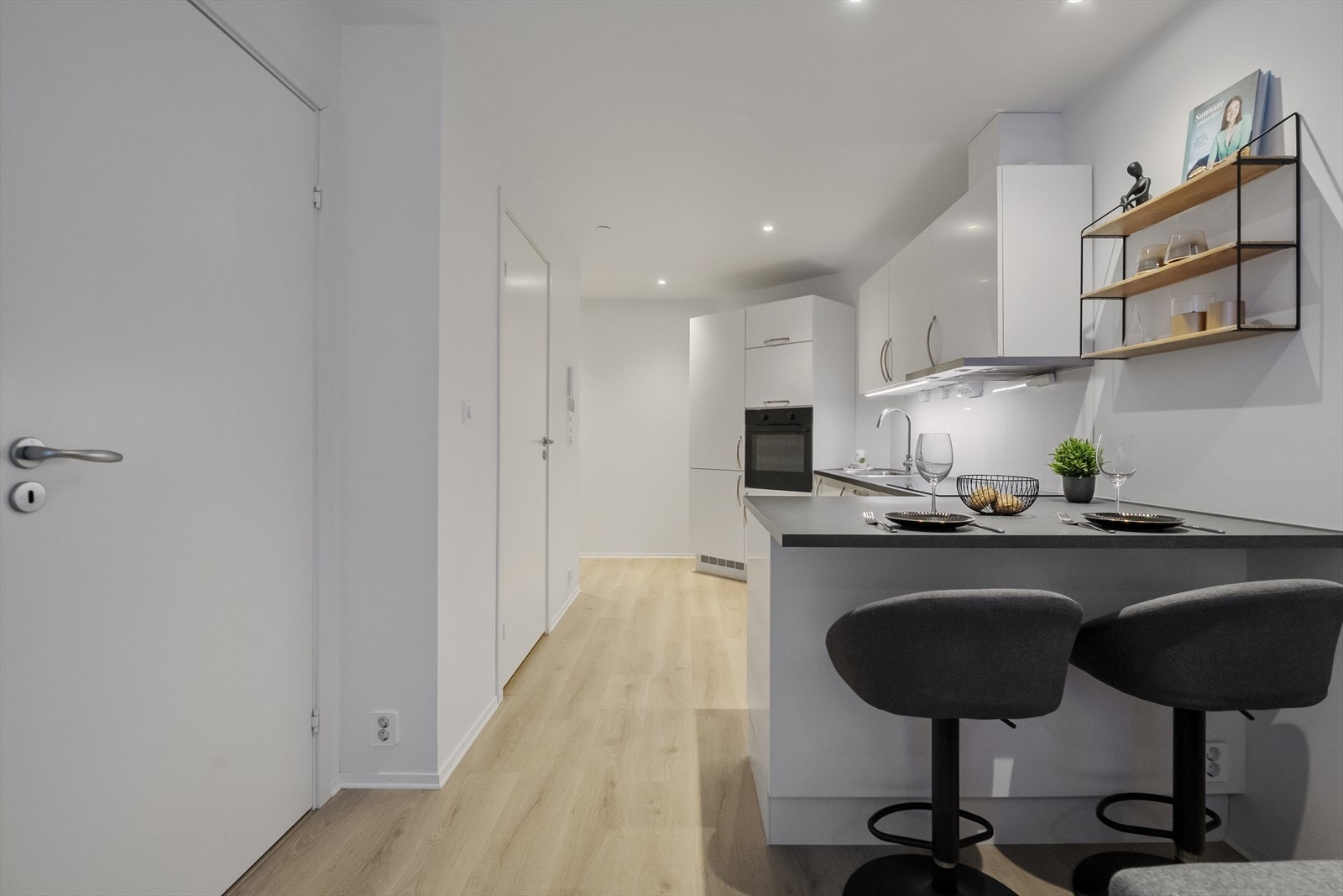 - Smart planløsning med god plassutnyttelse - her kan man nyte et deilig måltid ved kjøkkenøyen - Galleribilde