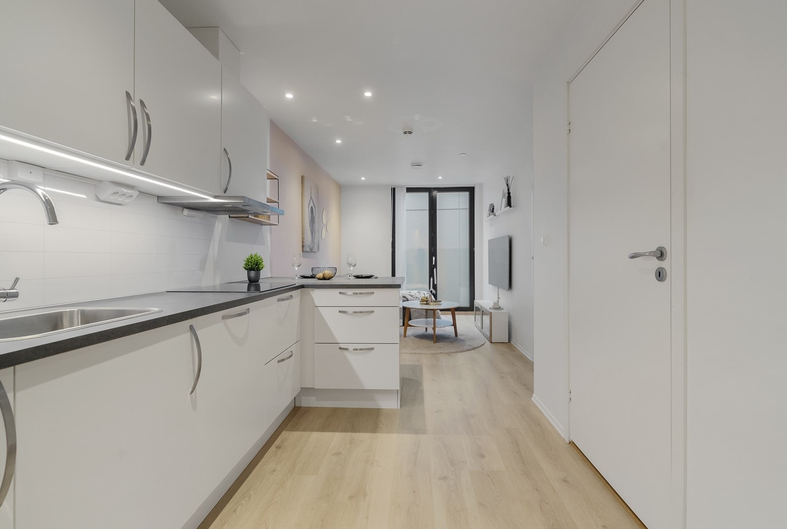 - Kjøkkenet har integrerte hvitevarer og består av kjøleskap, oppvaskmaskin, komfyr og platetopp fra Electrolux. - Galleribilde