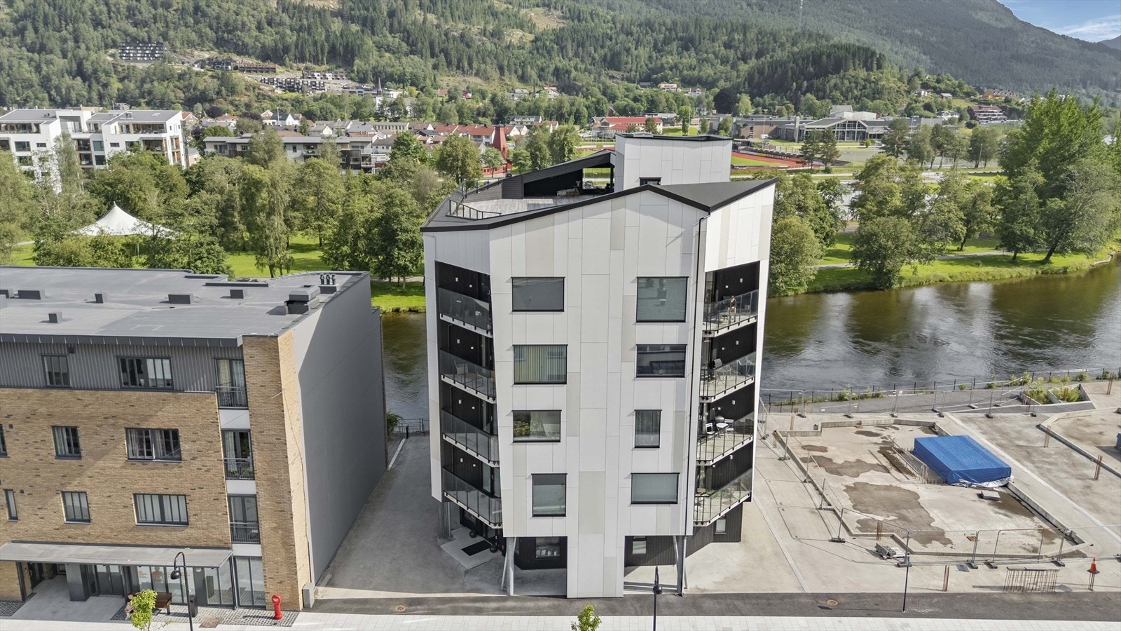 - Felleskostnadene på kr. 2351,- inkluderer forsikring på bygget, drift av fellesareal, drift av heis, snømåking/brøyting, varmtvann, internett og TV. - Galleribilde