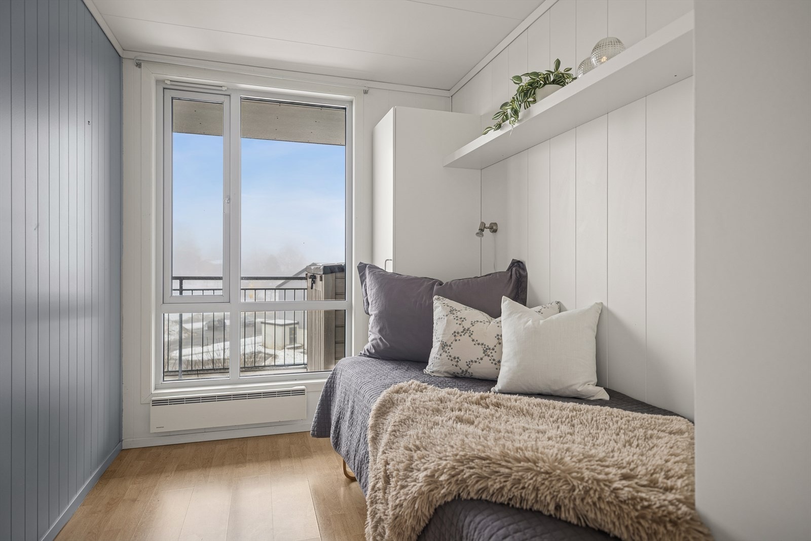 Vinduet gir godt med naturlig lys inn på soverommet. Galleribilde