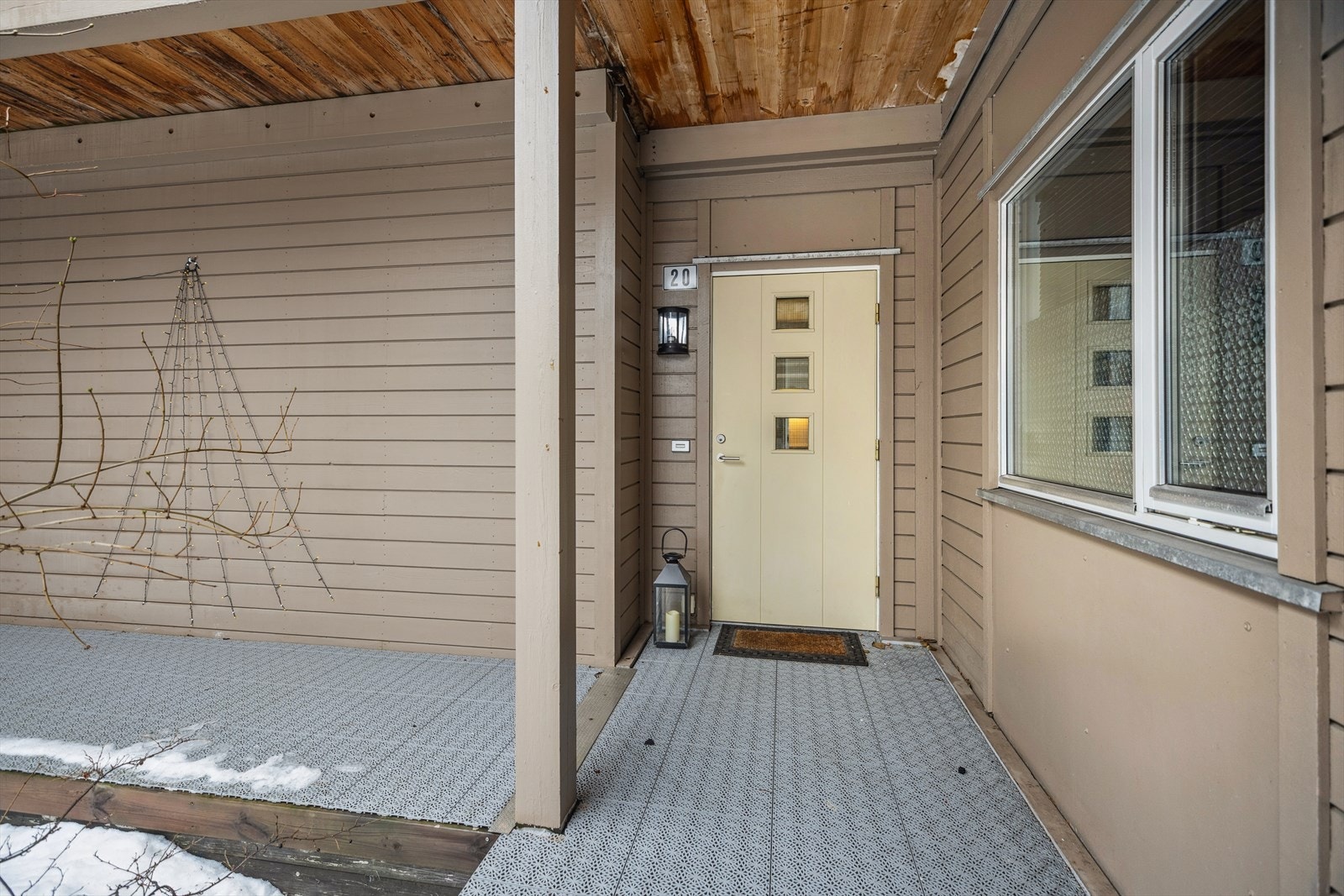 Bygningen fra 2007 har en kombinasjon av boliger og forretninger. Galleribilde