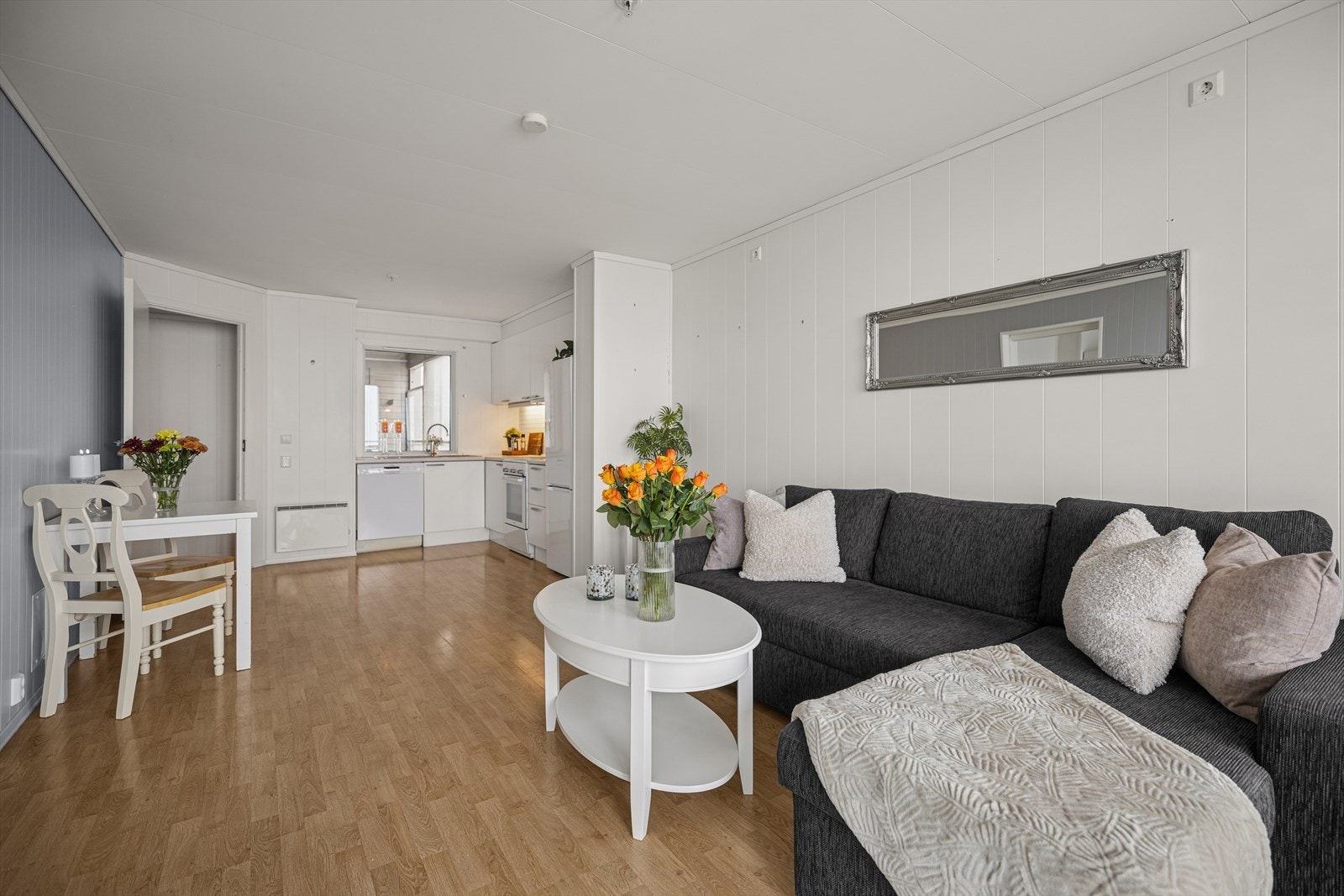 Den åpne løsningen mellom stue og kjøkken gir en sosial og luftig atmosfære. Galleribilde