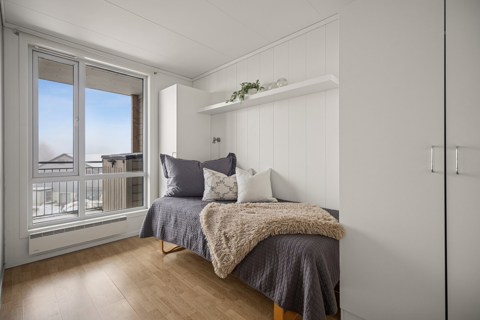 Soverommet har en god størrelse med god plass til dobbeltseng. Tilpasset garderobeløsning medfølger. Galleribilde