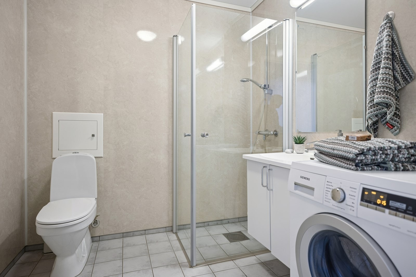 Bad fra byggeår. Her er det flislagt gulv med elektriske varmekabler for ekstra komfort. Galleribilde