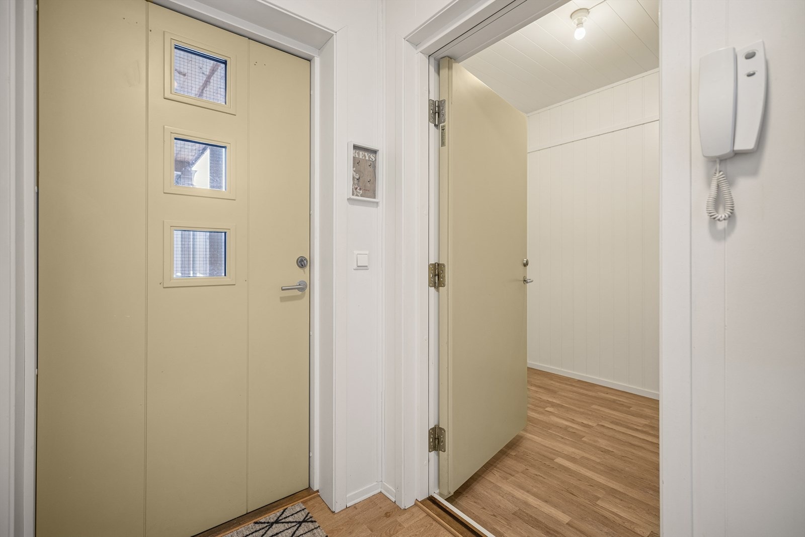 Fra entréen er det tilgang til en stor praktisk, innvendig bod. Galleribilde