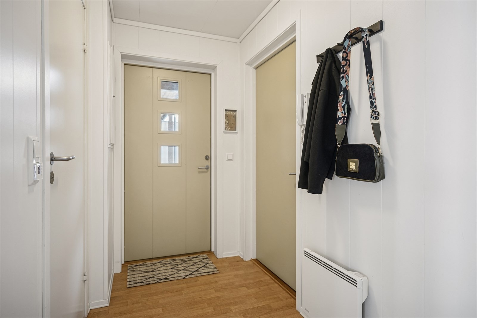 Entréen har plass til å henge fra seg yttertøy. Galleribilde