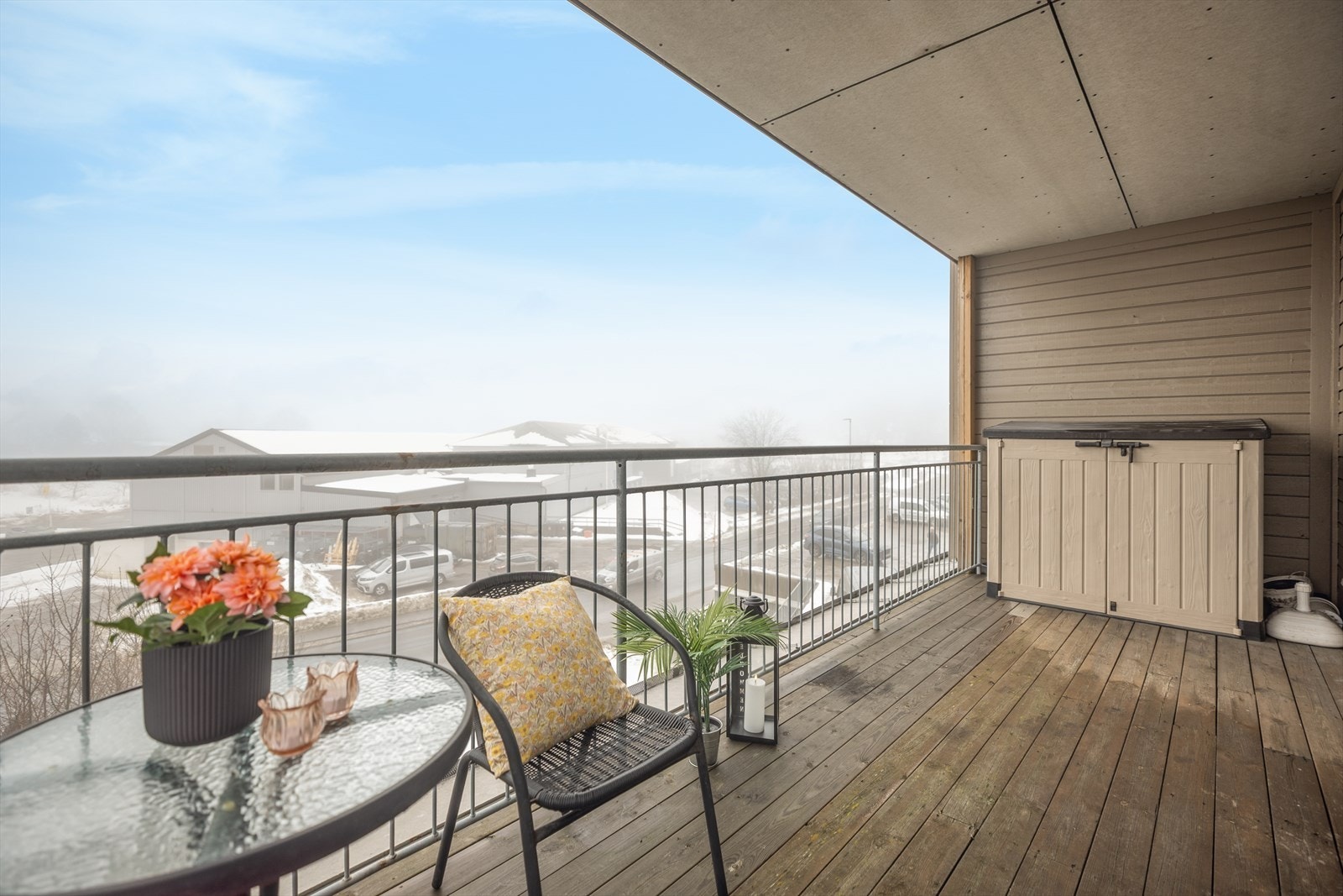 Balkongen har rekkverk i stål og god plass til en sittegruppe. Galleribilde