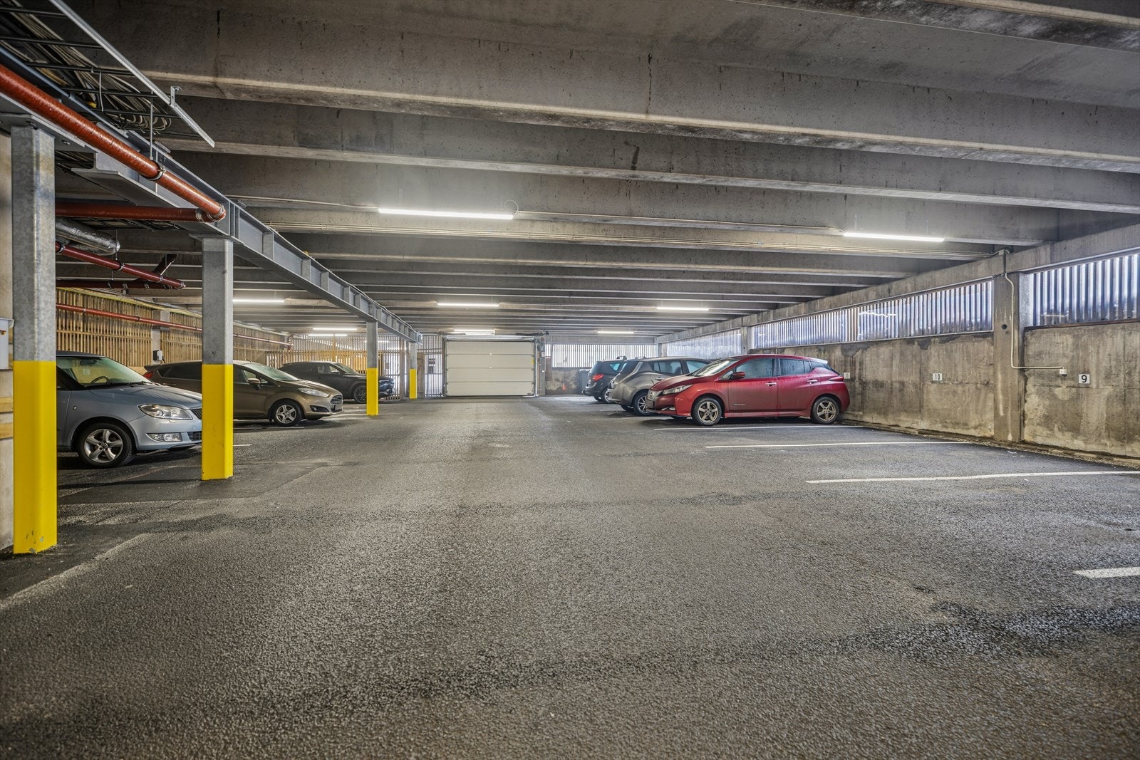 Det medfølger en egen biloppstillingsplass i felles, lukket garasjeanlegg. Galleribilde