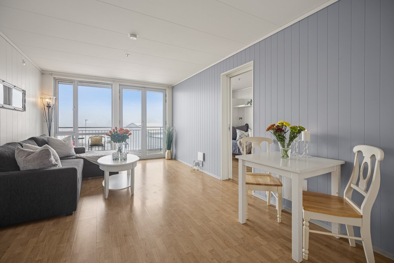 Gjennomgående dagslys fra store vindusflater gir en lys og åpen atmosfære. Galleribilde