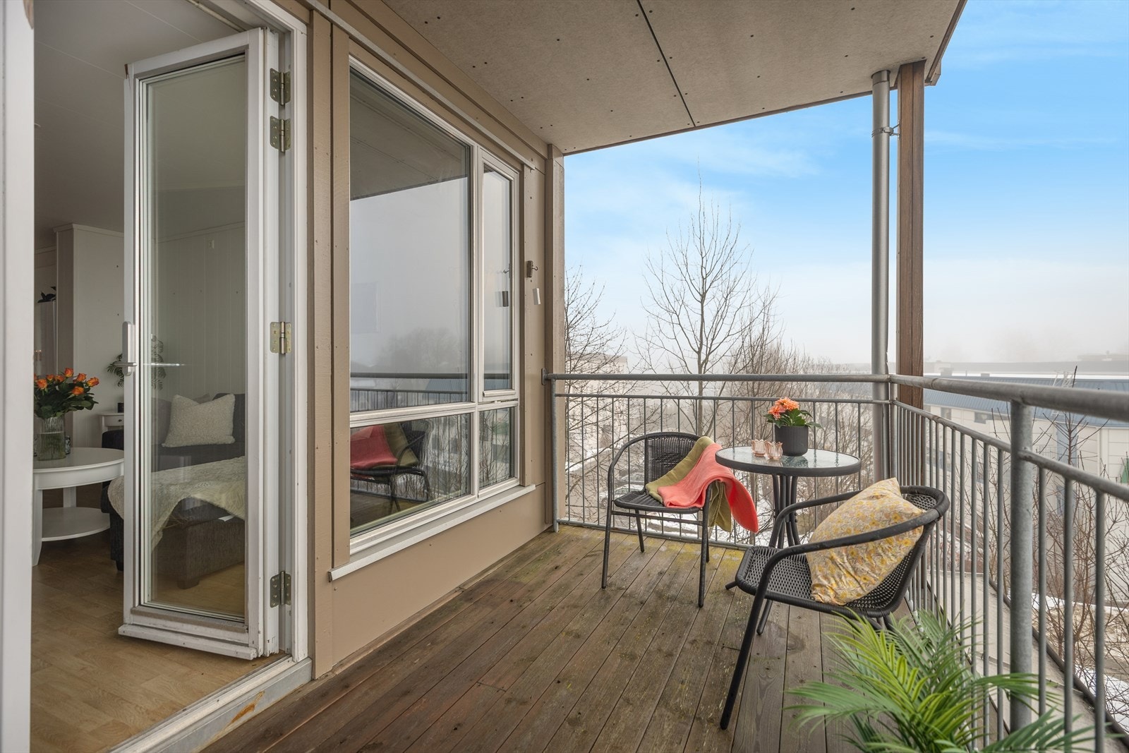 Fra stuen er det utgang til en hyggelig overbygget balkong på ca. 11 m². Galleribilde