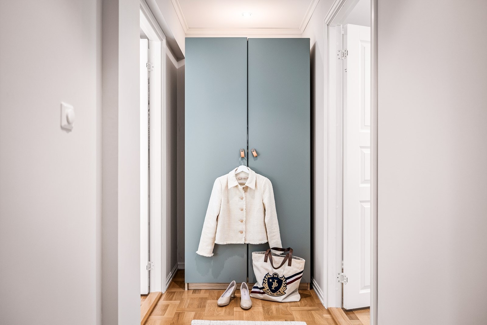 To romslige soverom (inn dørene til høyre og venstre), optimale for større barn eller gjester. Galleribilde