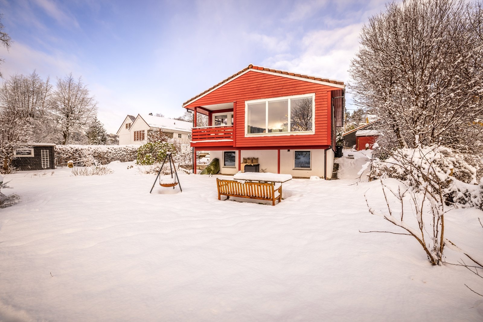 Tomten er pent opparbeidet med grusganger rundt huset, prydbusker langs siden og fin størrelse plen i forkant mot Apeltunvannet. Galleribilde