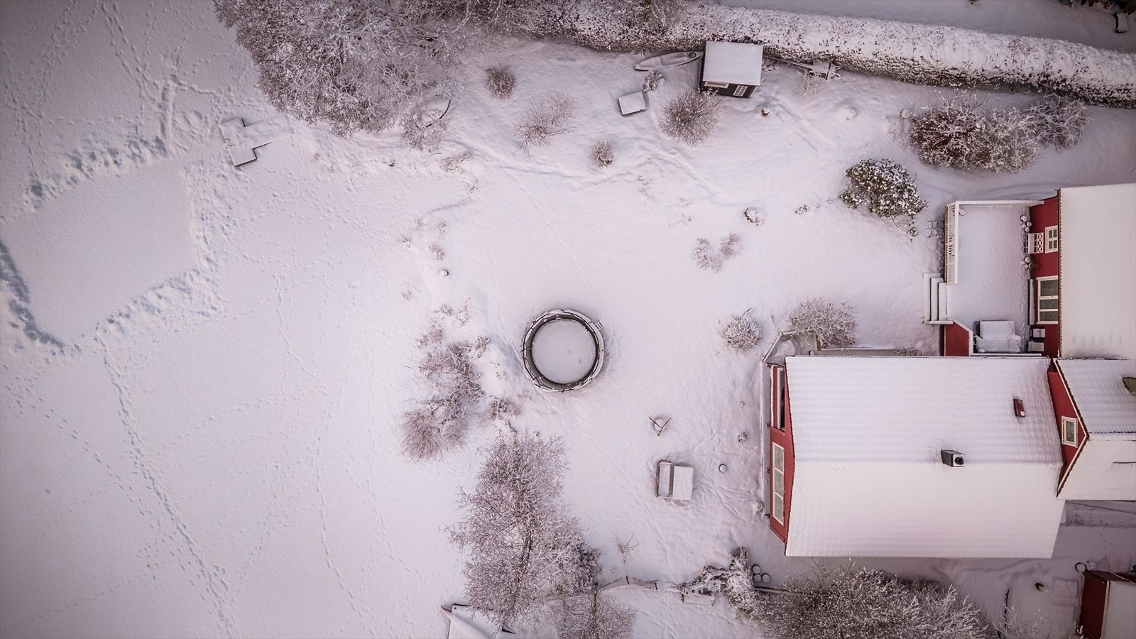 Boligen har en særdeles idyllisk og tilbaketrukket beliggenhet i naturskjønne omgivelser like ved Apeltunvannet. Badevann om sommeren og skøytevann om vinteren. Galleribilde