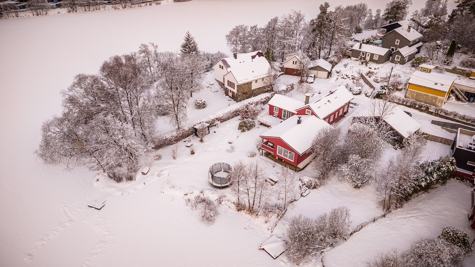 Her får man en sjelden kombinasjon av sentral beliggenhet og fredelig atmosfære - en liten oase med nærhet til alt man trenger i hverdagen. Galleribilde