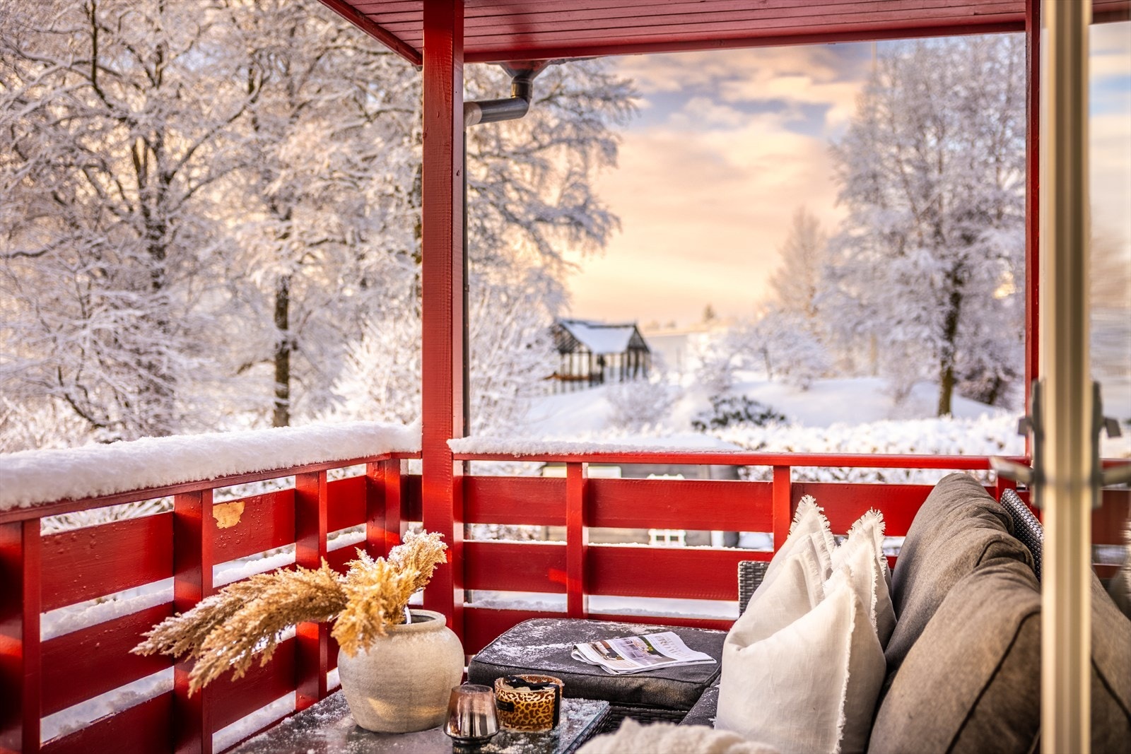 Gode solforhold på altanen fra morgen til kveld. Galleribilde