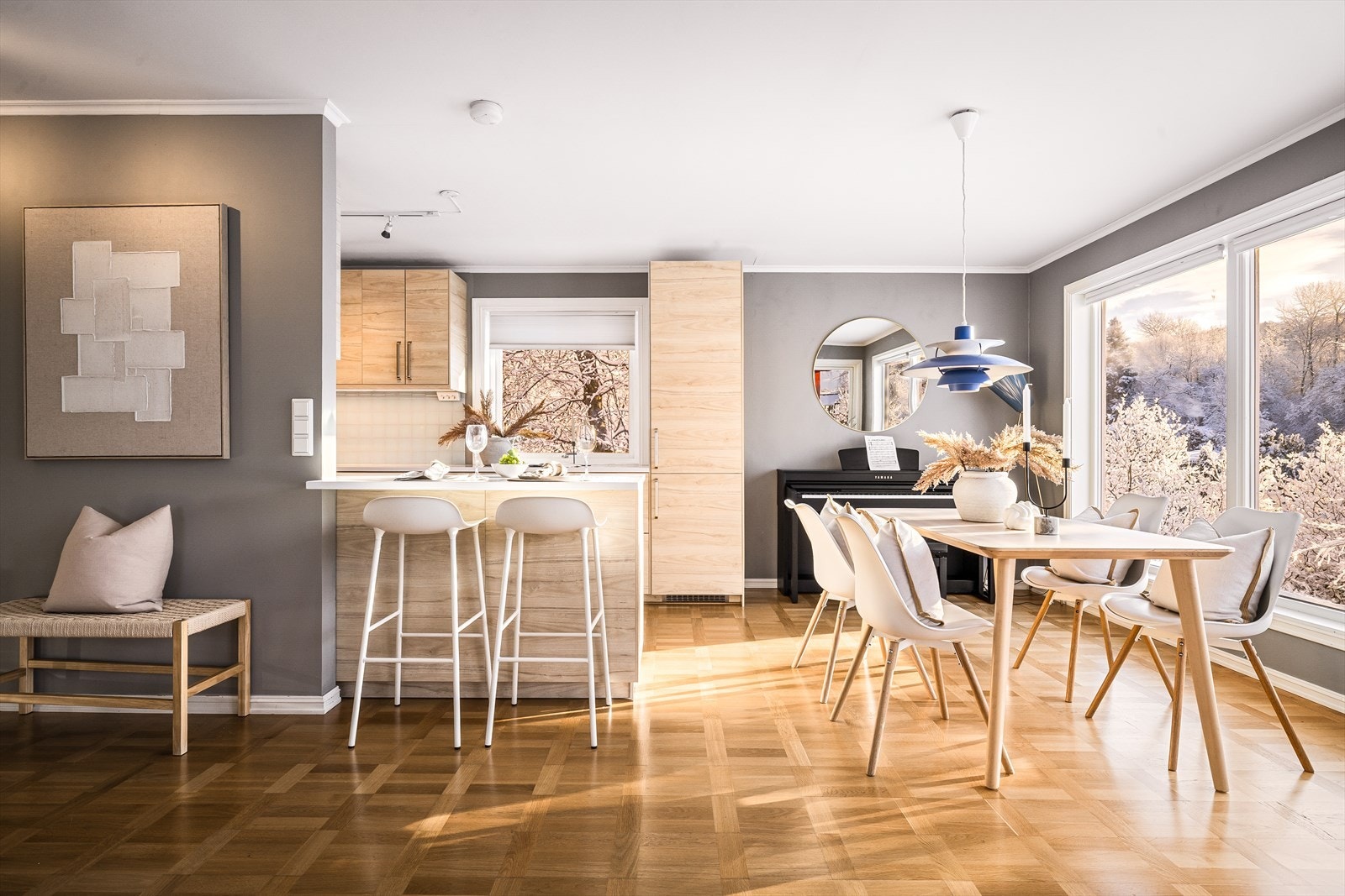 Spisestudelen var tidligere del av verandaen (10 m²), men er nå innlemmet i stuen. Også denne delen av prosjektet ble godkjent og har ferdigattest. Galleribilde