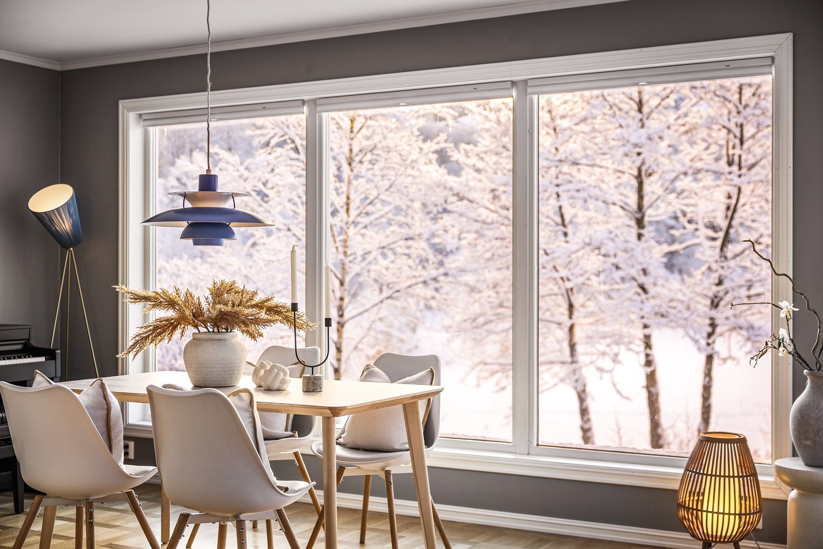 Idyllisk både sommer og vinter. Galleribilde