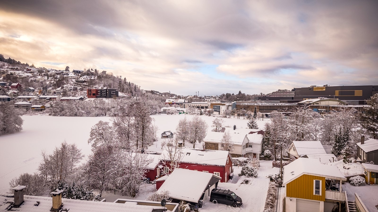 Fra boligen er det kort avstand til et rikt utvalg av fasiliteter: dagligvarebutikker, Lagunen Storsenter, barnehager, skoler og både buss- og bybanetilbud. Galleribilde