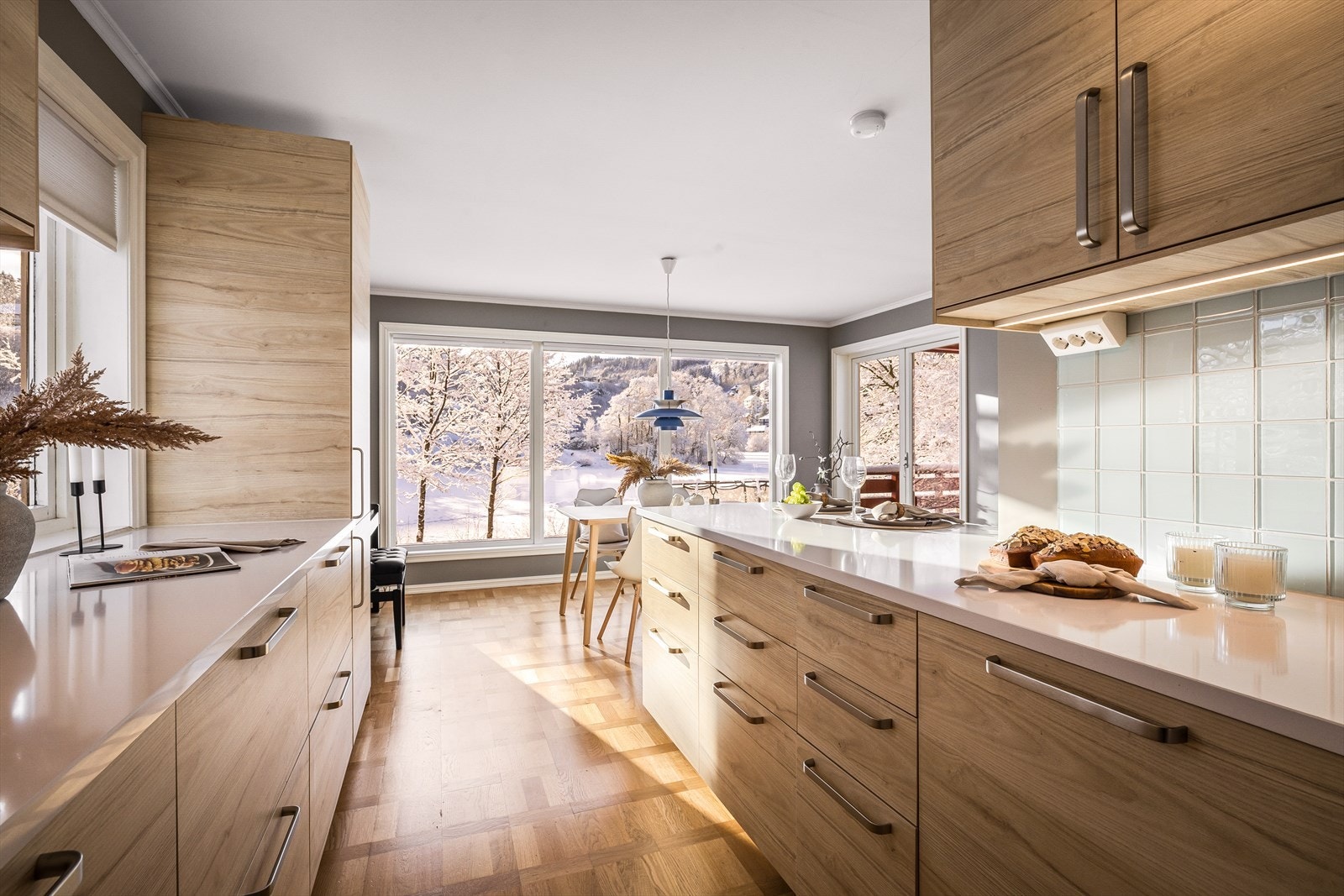 Svært gode lysforhold og utsikt mot vannet. Galleribilde