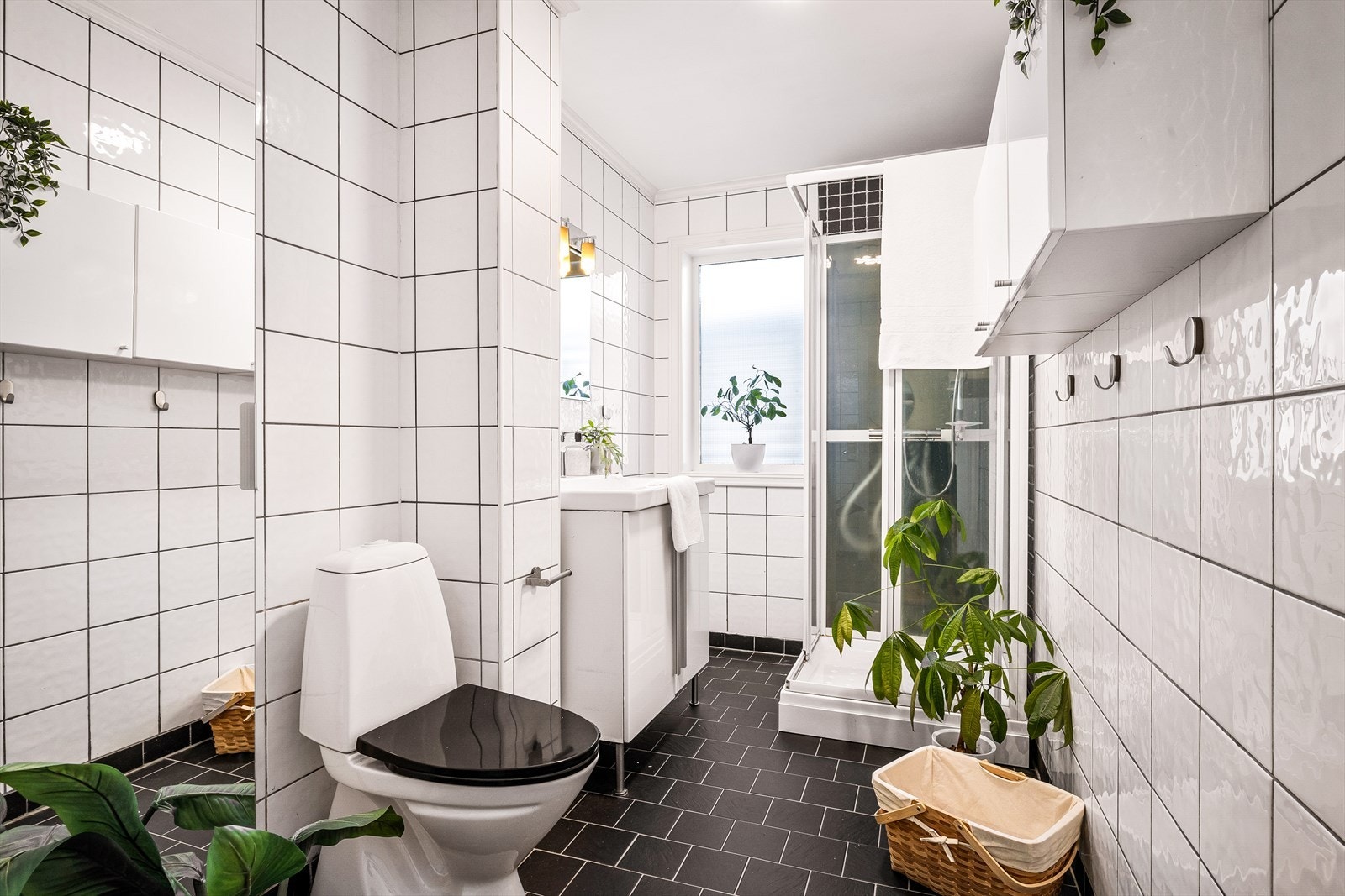 Helfliset bad med varmekabler i gulv. Galleribilde