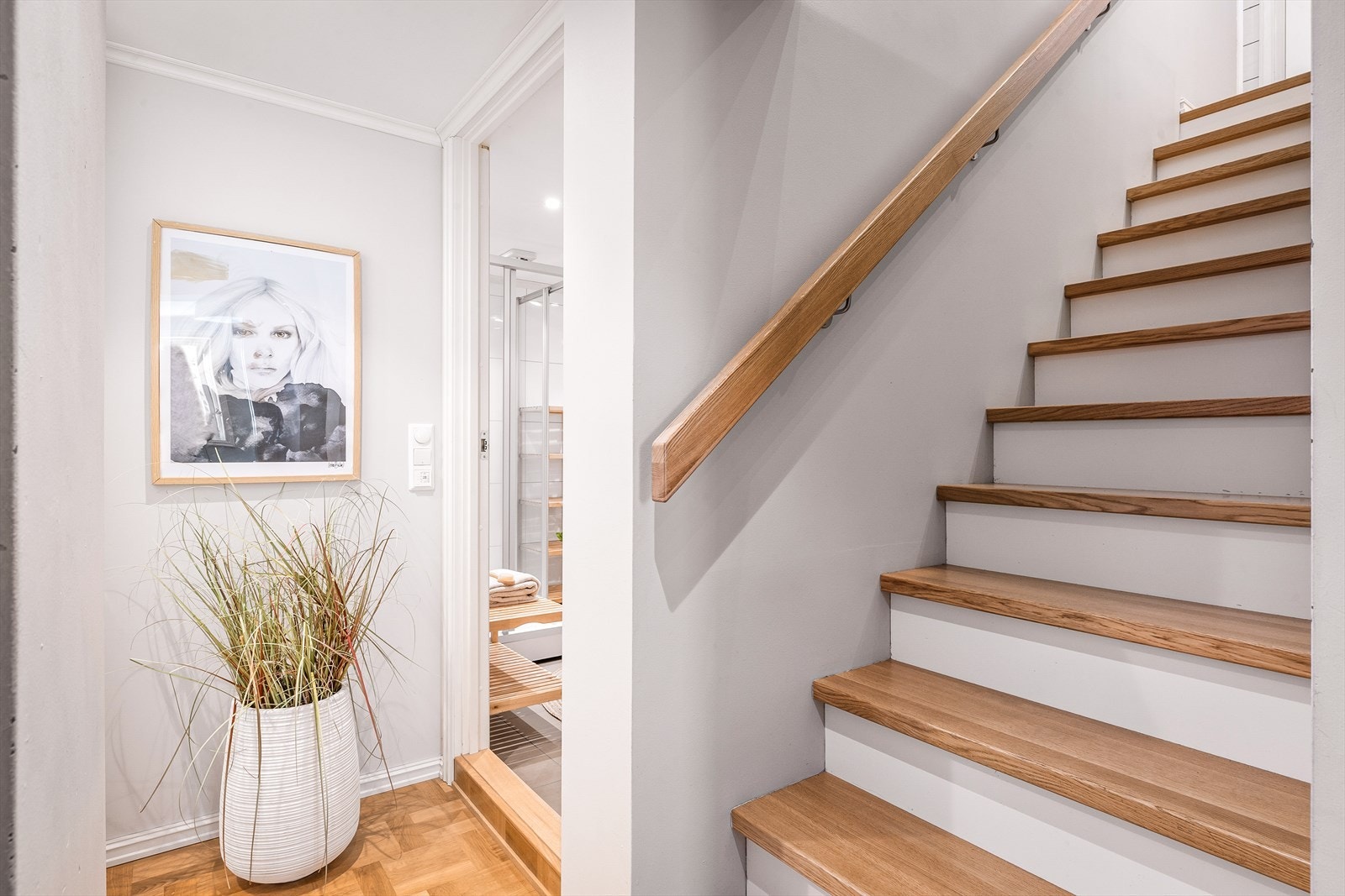 Underetasjen er særdeles godt utnyttet og gir familien ekstra boltreplass, både til hverdags og i helgene. Galleribilde