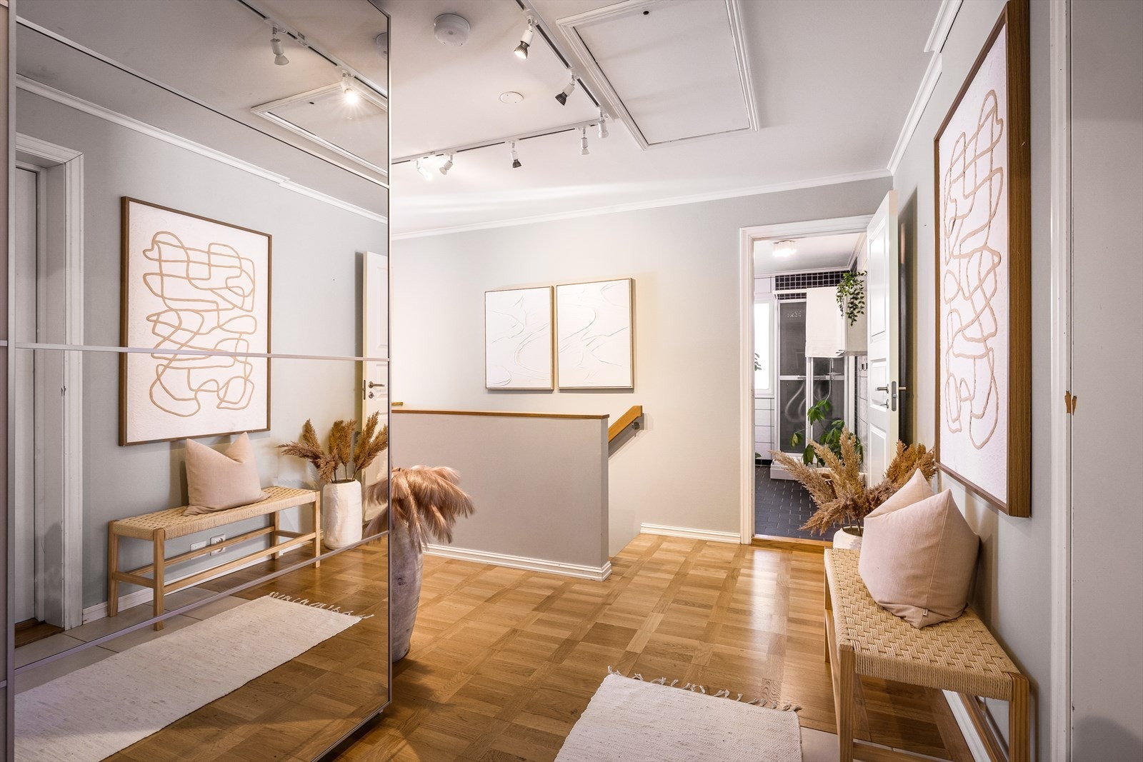 Fra gangen inn mot denne etasjens bad. Det er to bad pluss vaskerom i boligen. Galleribilde