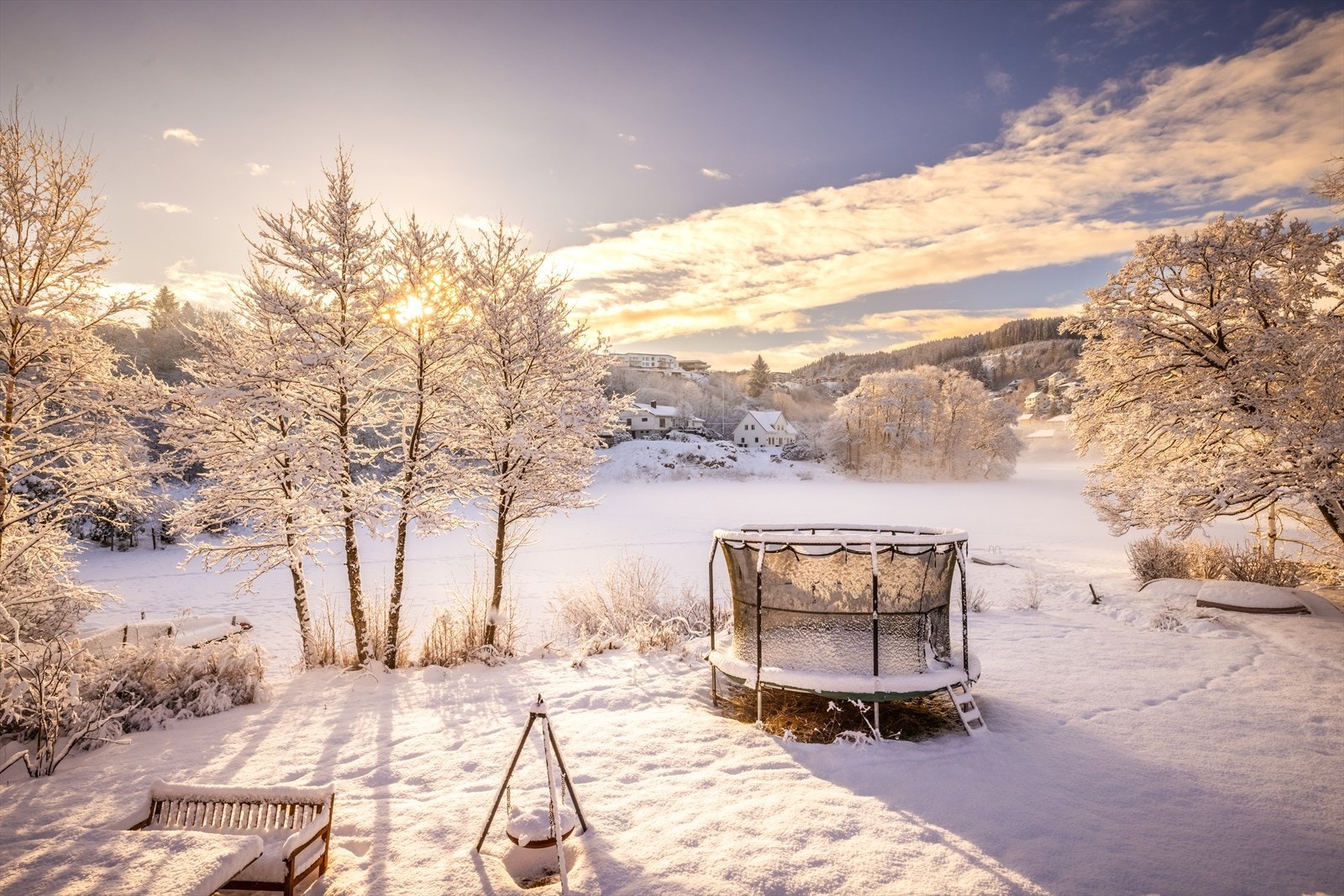 Nydelig utsikt mot Apeltunvannet, som var islagt da fotografen var der. Hagen er lettstelt og svært egnet for både lek og sosialt samvær. Galleribilde