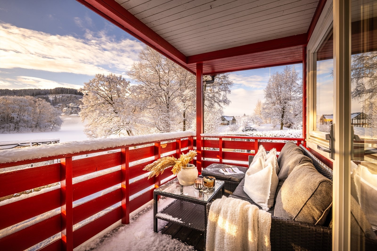 Nydelige sol og utsiktsforhold mot Apeltunvannet. En magisk plass sommer som vinter. Galleribilde