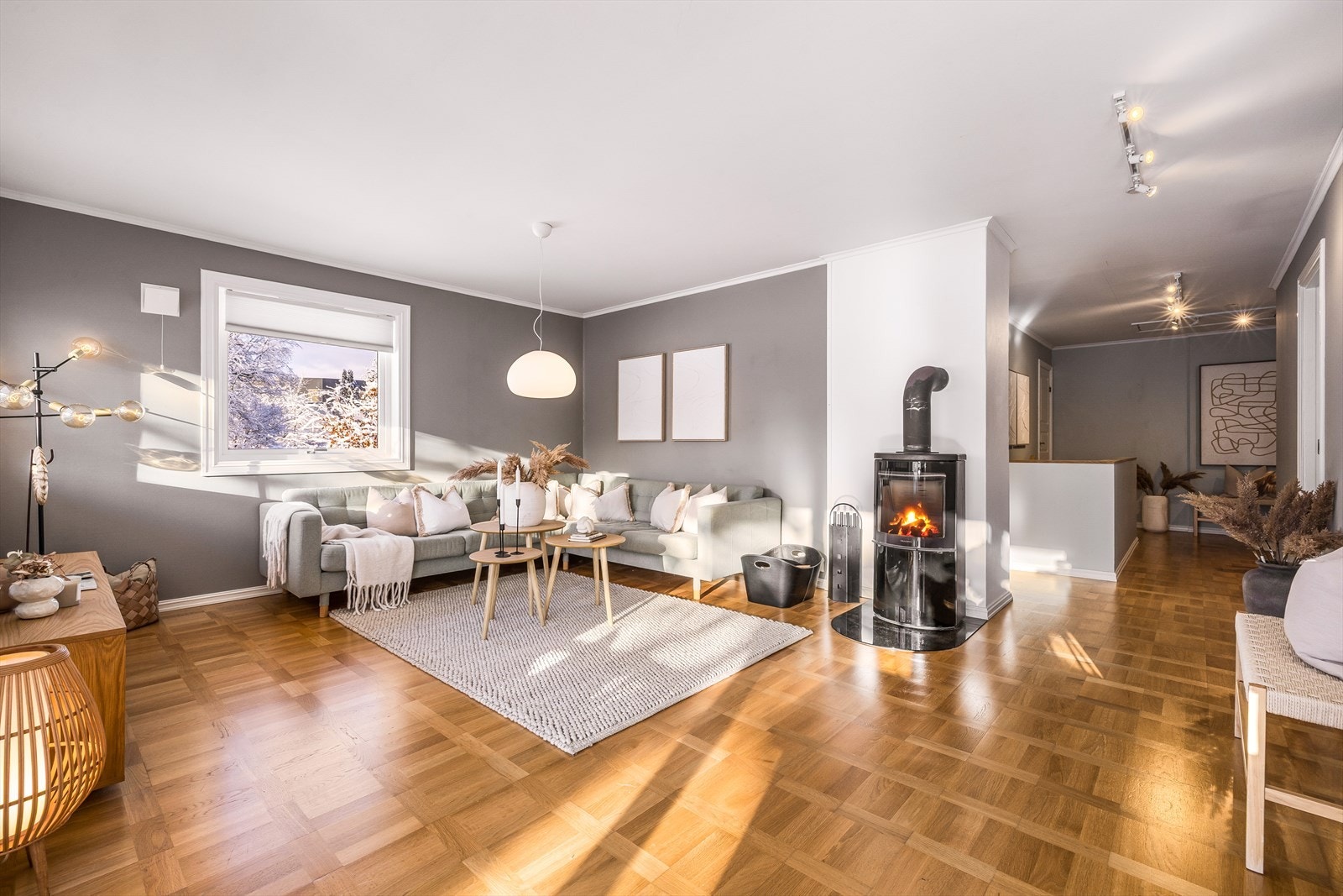 Boligen holder en gjennomgående god standard og fremstår som et moderne, velholdt og tiltalende hjem - skreddersydd for familier som ønsker et sted å bo lenge uten behov for større oppgraderinger. Galleribilde