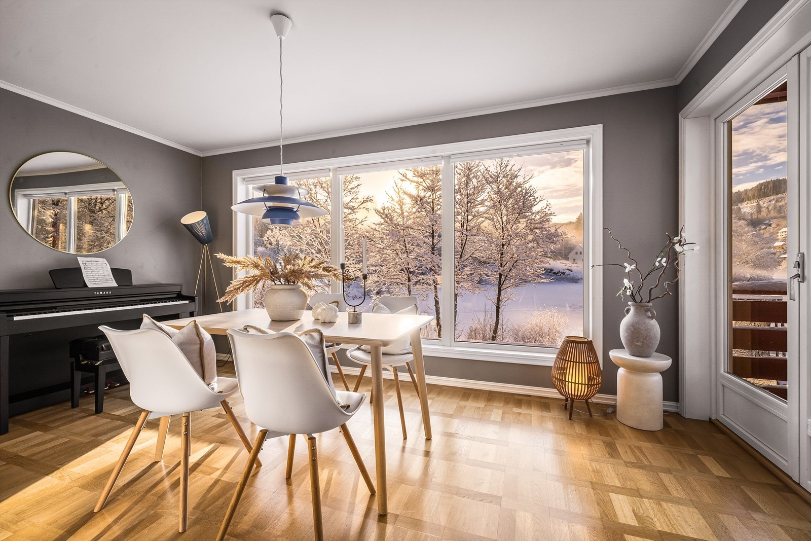 10 m² av tidligere veranda er innlemmet i boligen, med tre store nye vinduer mot utsikten samt to nye vinduer vendt mot veranda. Galleribilde