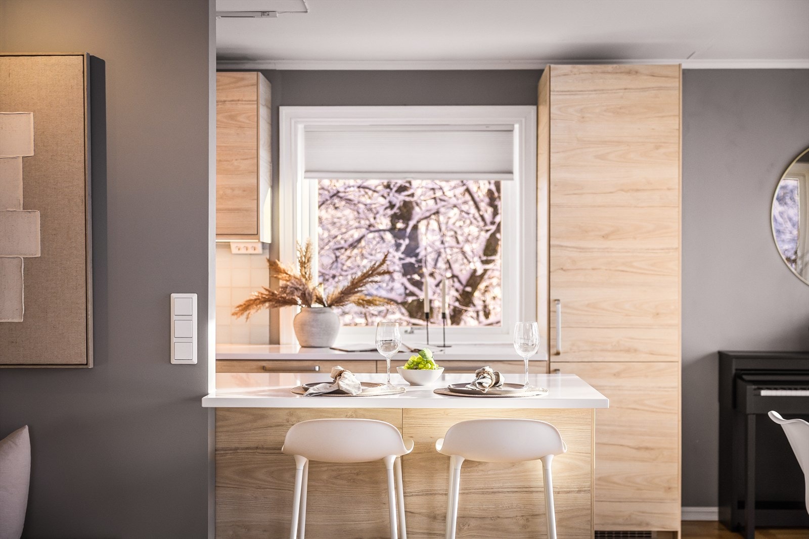 Romslig kjøkkenøy med barstoler - et naturlig samlingspunkt for familie og gjester. Galleribilde