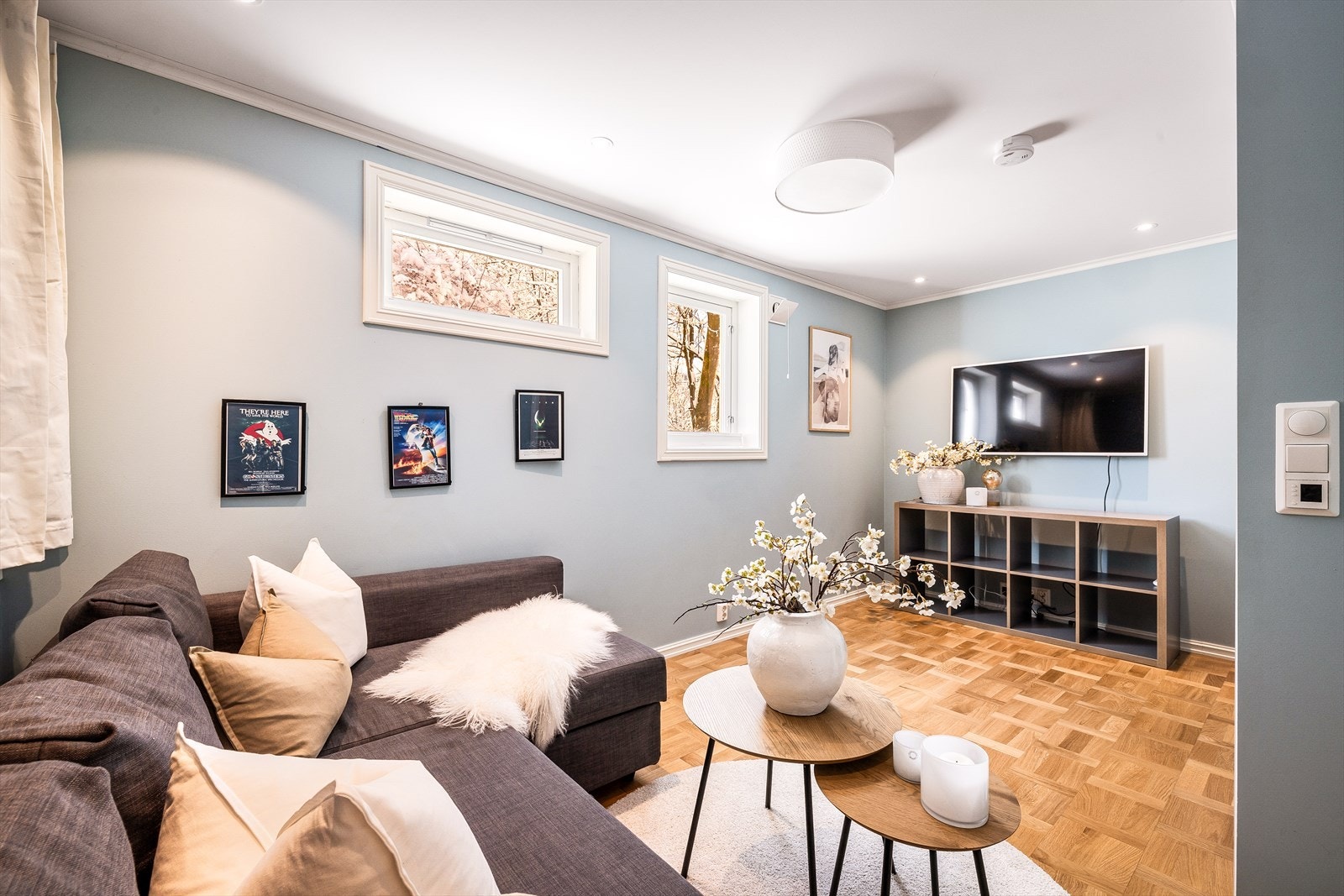 En romslig gang leder inn til en lun og koselig TV-stue - et flott samlingspunkt for filmkvelder, gaming eller lek. Galleribilde