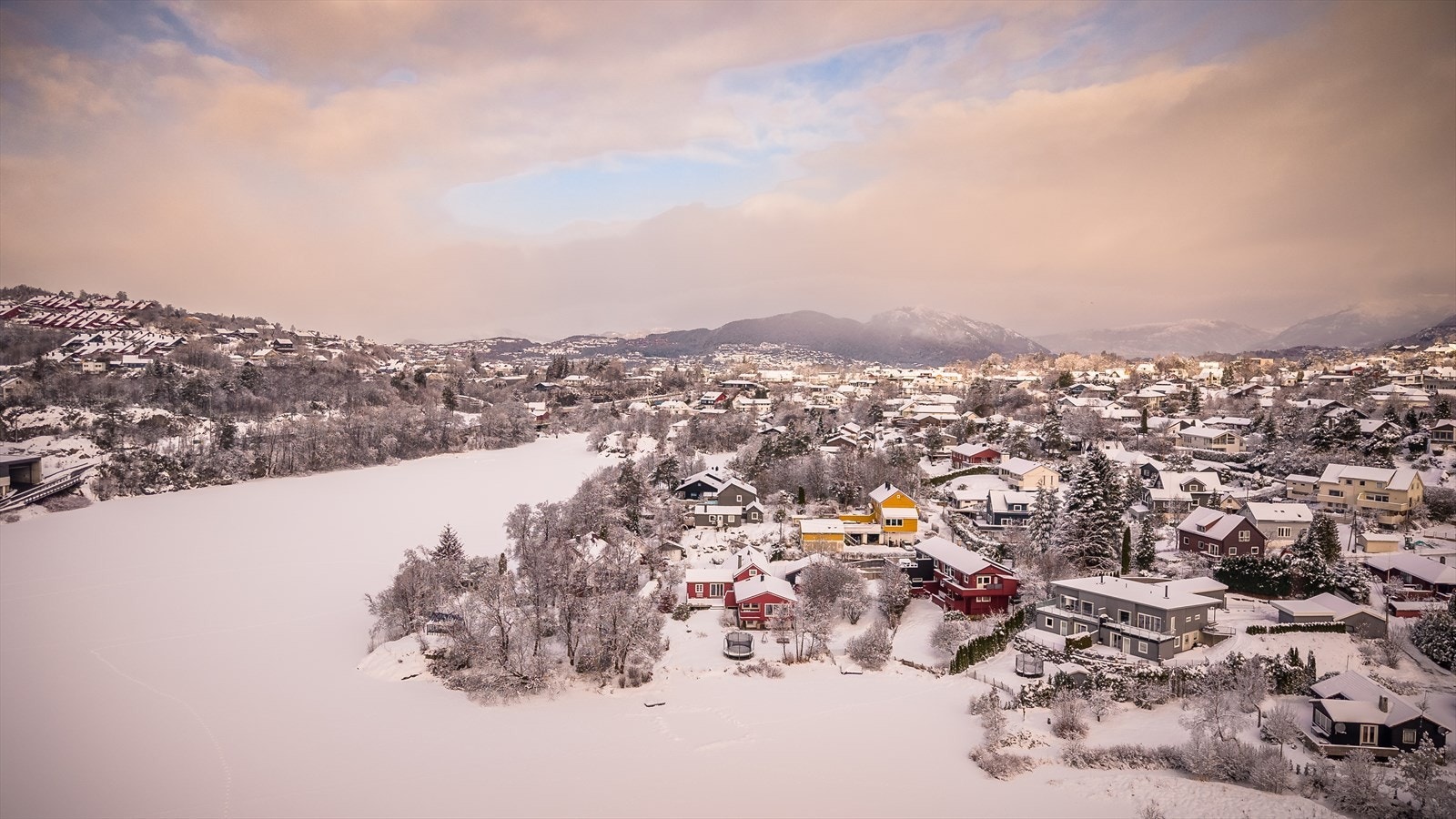 Eiendommen ligger innerst i en rolig og trygg blindvei, uten gjennomgangstrafikk, noe som bidrar til et barnevennlig og harmonisk bomiljø. Galleribilde