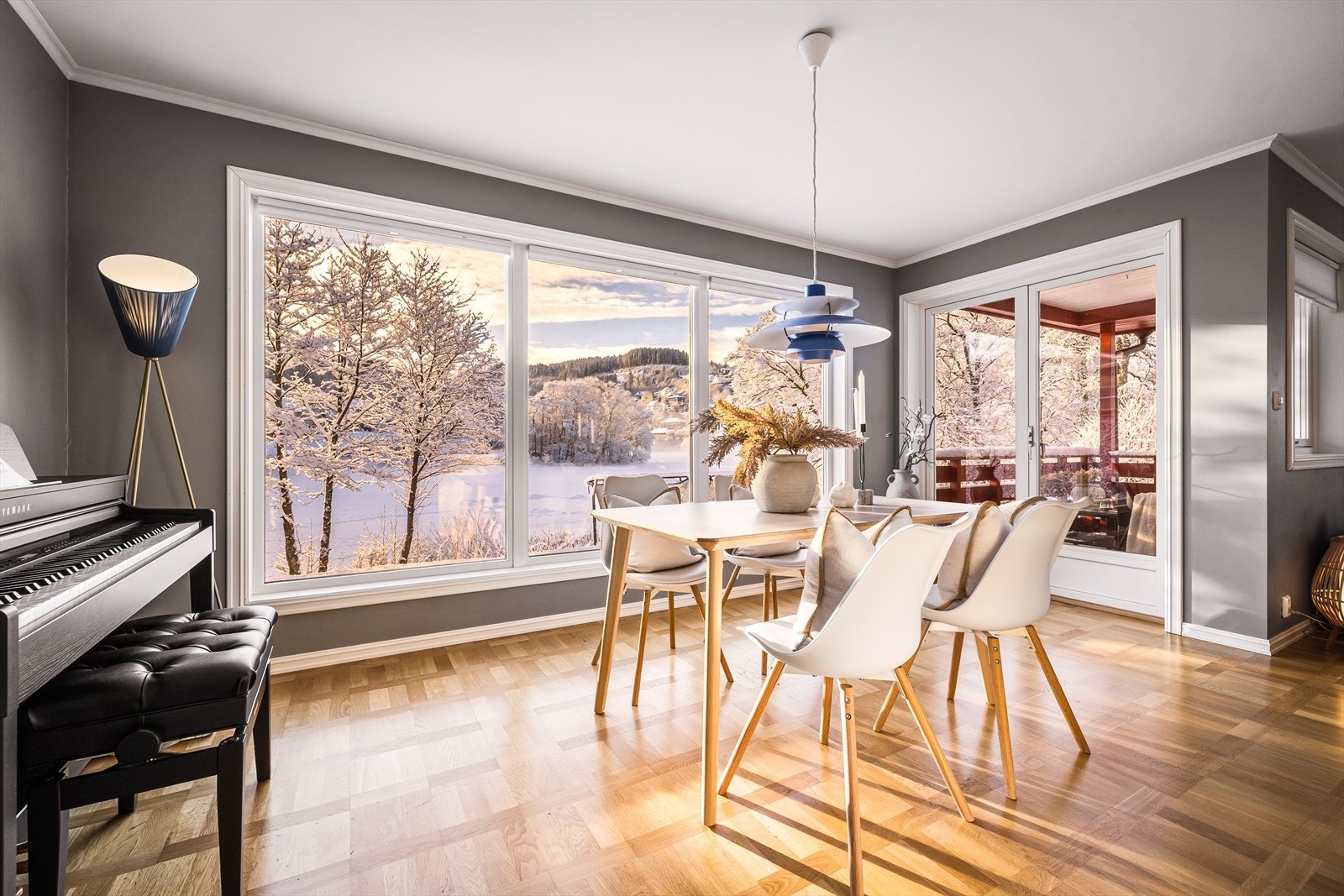 Fra stuen er det direkte adkomst til en solrik altan, ideell for morgenkaffen eller rolige ettermiddager med utsikt over vannet og de (om sommeren) grønne omgivelsene. Galleribilde