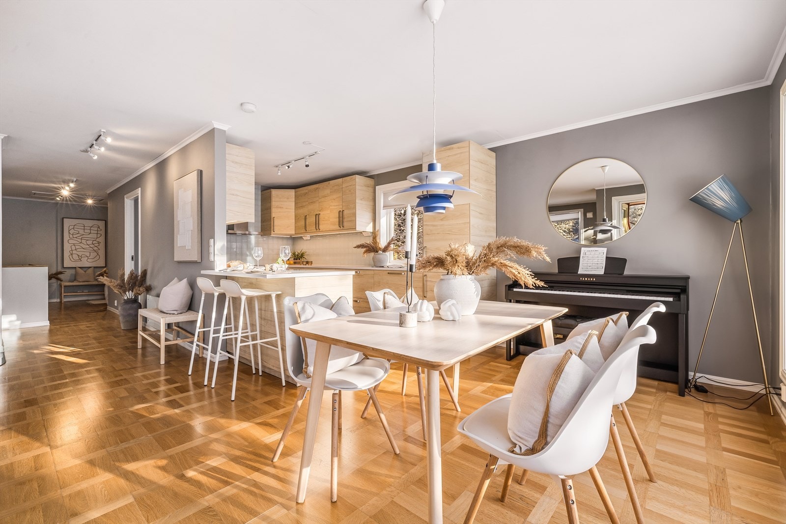 Kjøkkenet gir hjemmet et tidsriktig preg og er utviklet med fokus på kvalitet, brukervennlighet og sosial sone. Galleribilde