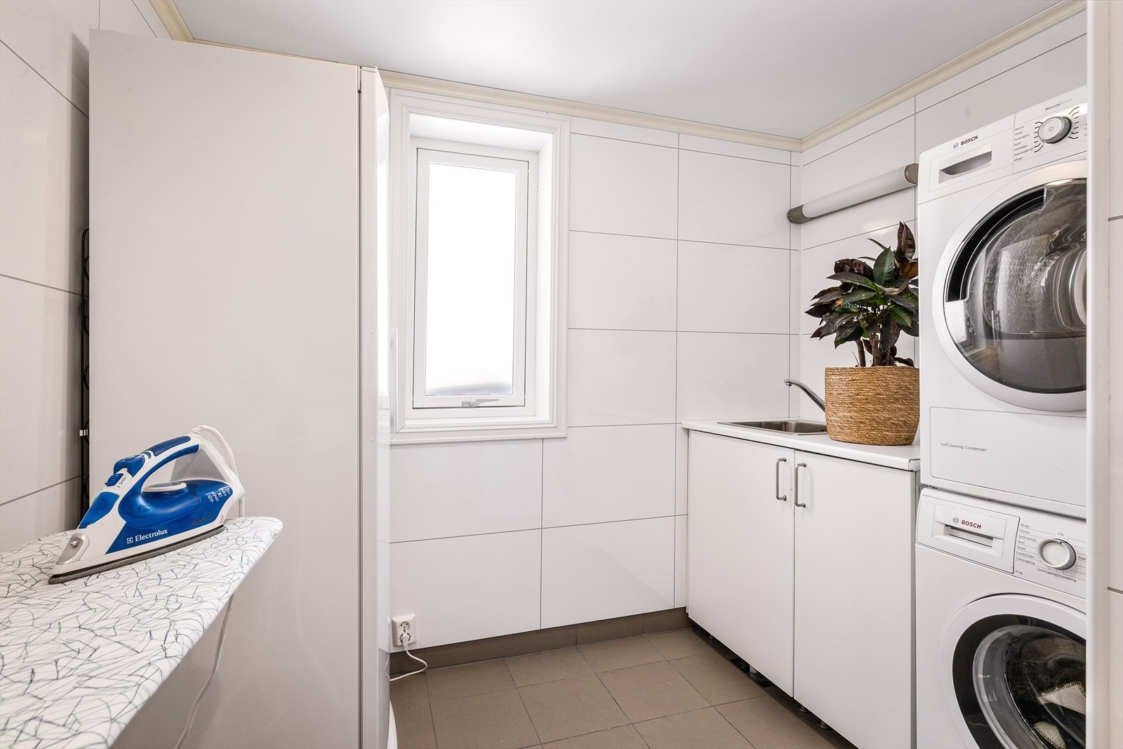 Praktisk vaskerom med opplegg for vaskemaskin og tørketrommel, som følger med i handelen. Galleribilde