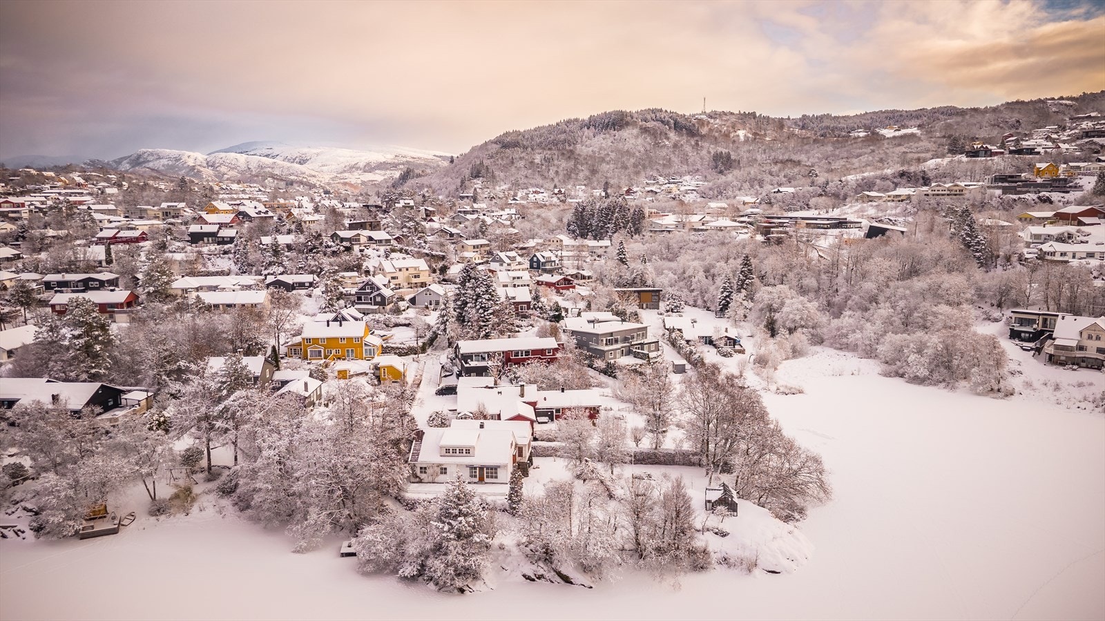 Utsikten fra boligen mot hagen og Apeltunvannet er både fredelig og vakker, og vannet innbyr til bading på varme sommerdager. Dette er et sted som virkelig gir rom for hverdagsavkobling. Galleribilde