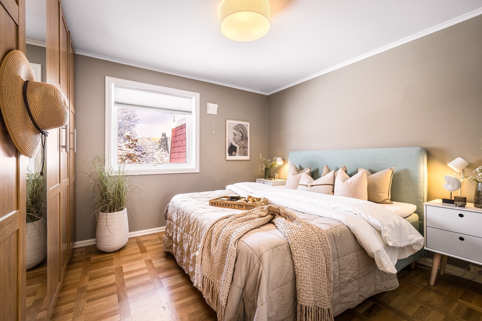 Etasjen rommer også to gode soverom, perfekt for familier som ønsker flere bruksalternativer - enten det trengs barnerom, kontor eller gjesterom. Galleribilde