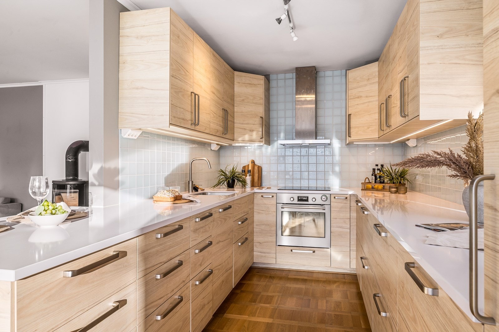 Stilrent kjøkken fra 2024 med moderne innredning og gode oppbevaringsløsninger. Galleribilde