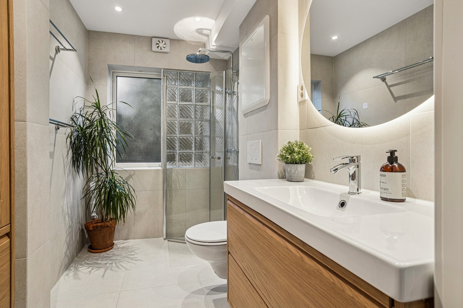 Baderommet ble pusset opp i 2024 med ny membran, sluk, tettesjikt, rør, downlights og elektrisk vifte (smart-vifte). Galleribilde