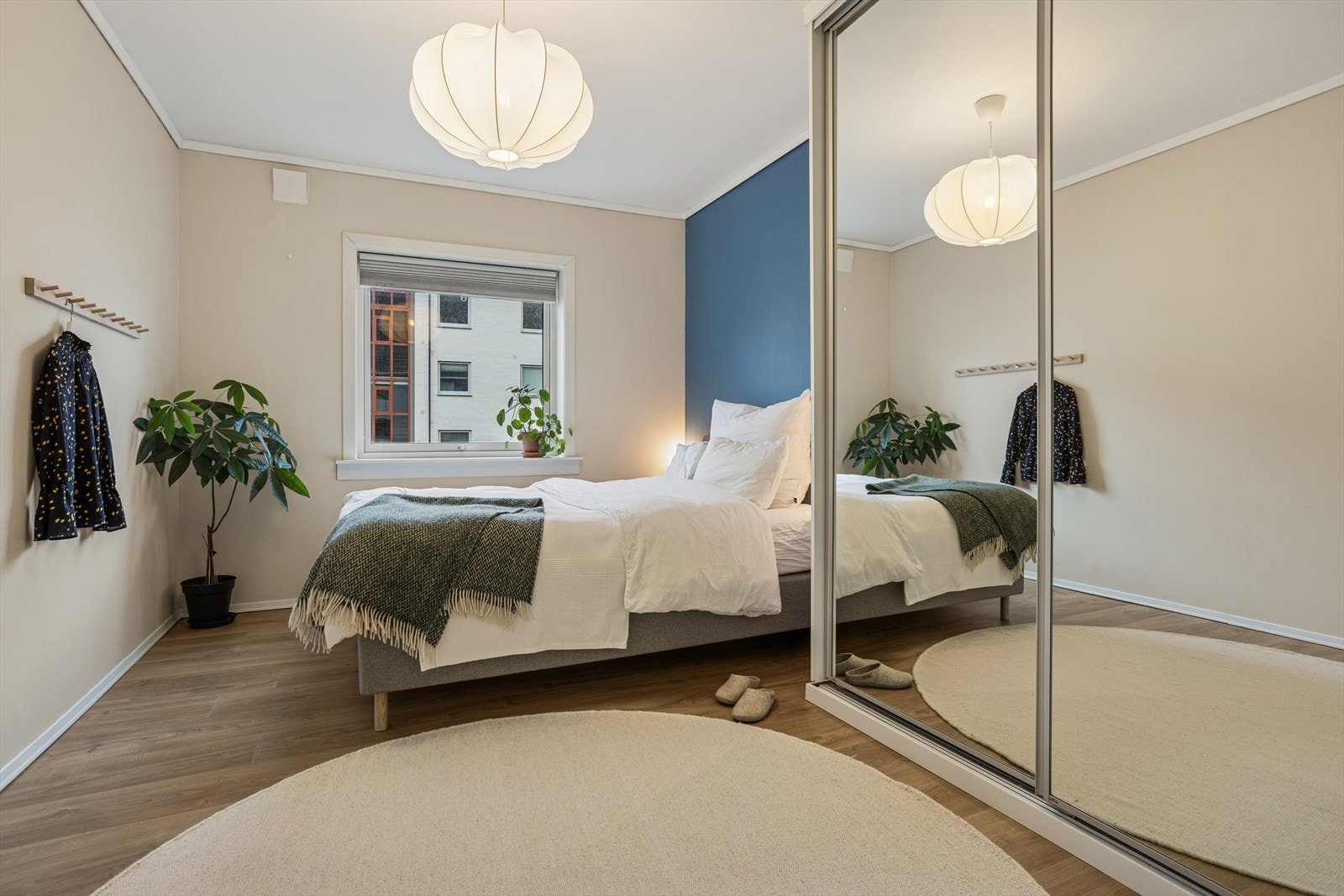 Hovedsoverommet er av god størrelse, med plass til dobbeltseng og stort vindu som gir godt med lysinnslipp. Galleribilde